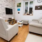 House 4 Rent Laura マリ・ロシニュ